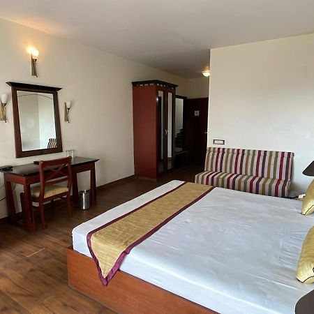 8Fold-Pinecrest By Larisa, Bhimtal Hotel Kültér fotó