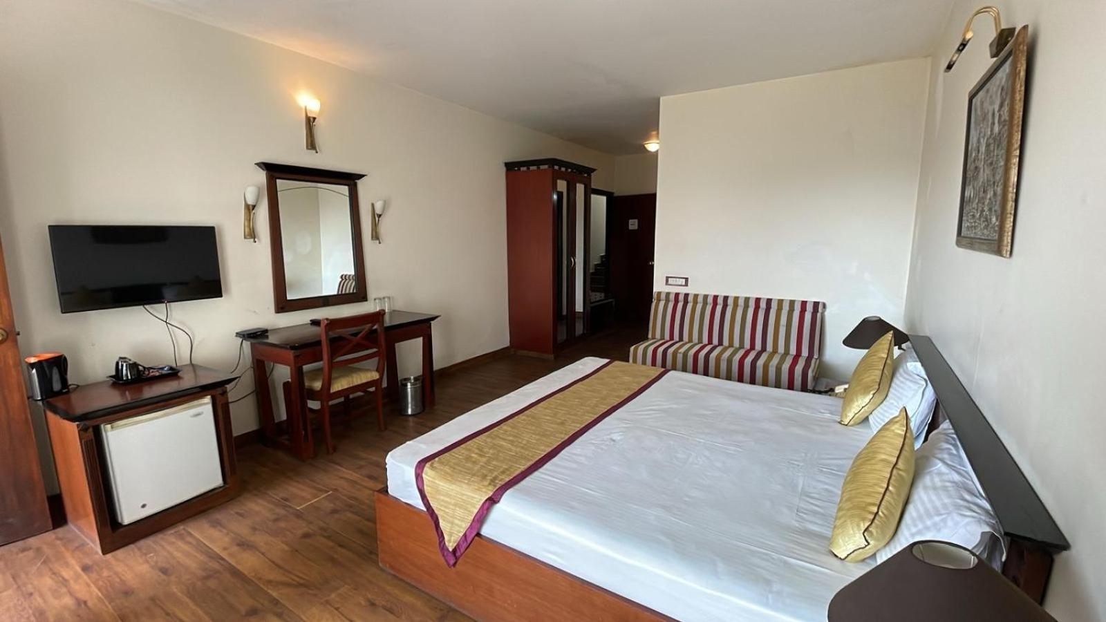 8Fold-Pinecrest By Larisa, Bhimtal Hotel Kültér fotó