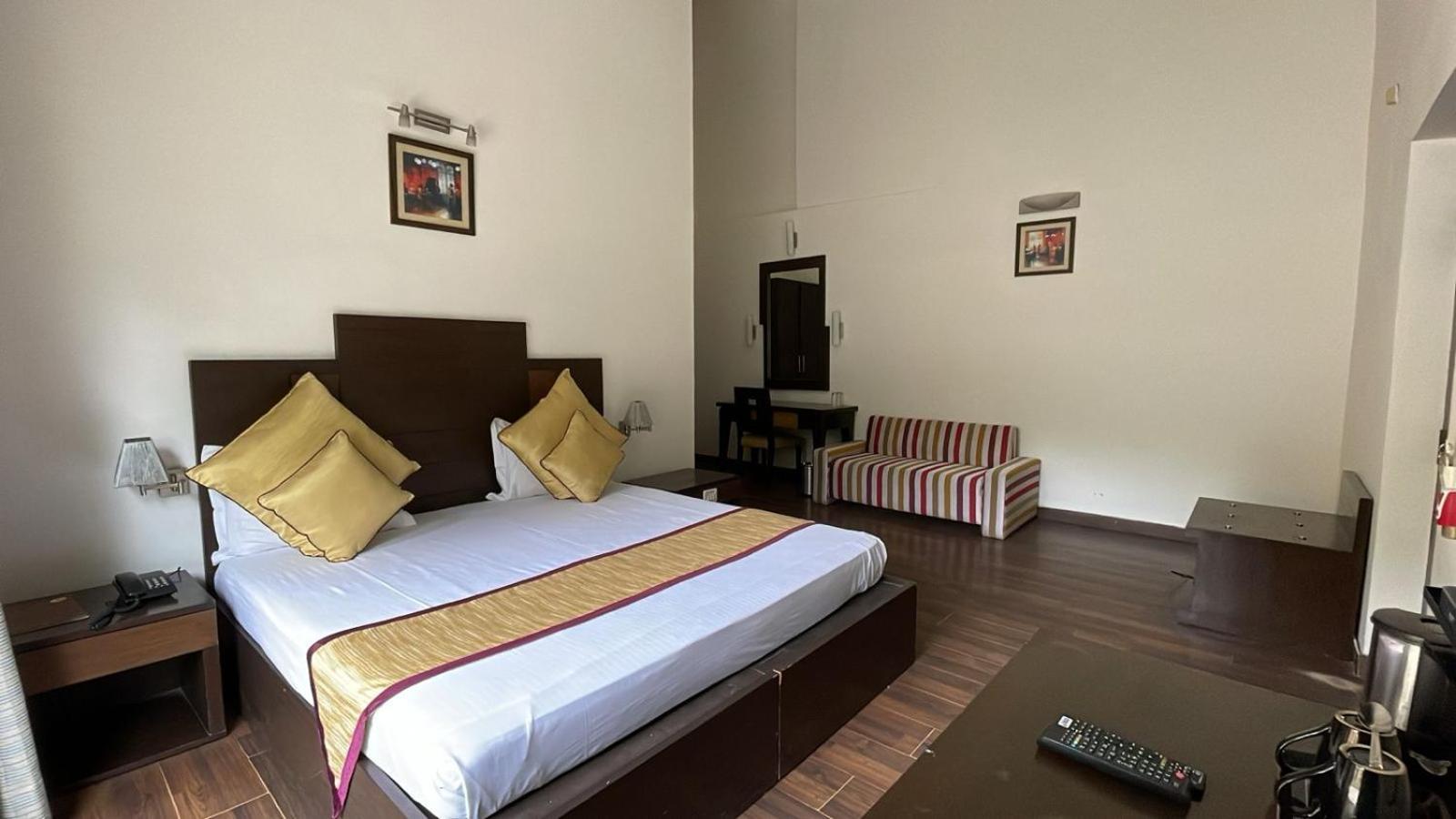 8Fold-Pinecrest By Larisa, Bhimtal Hotel Kültér fotó